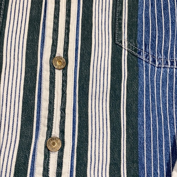 Early 90’s Vintage Levi’s Button Down - Picture 4 of 6